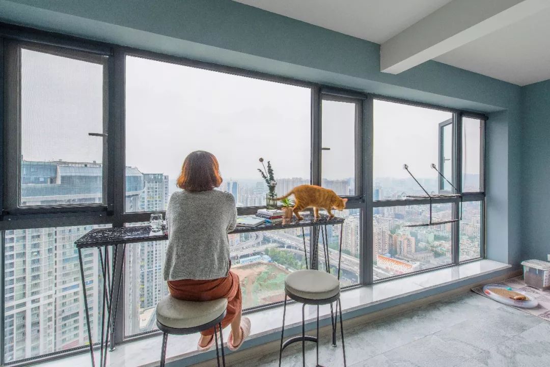 阳台靠窗装个小吧台，喝茶观景，真是不要太惬意！