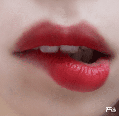 微笑 戚薇随手晒的口红,价格公布后,网友:我从此再不用阿玛尼了!