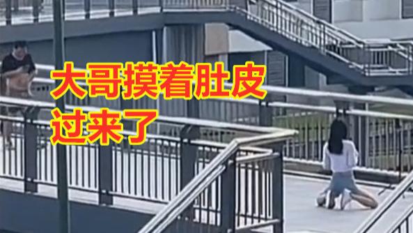 女子天桥跪地热舞，男子摸着肚皮经过吓一跳，网友：还以为在祈雨