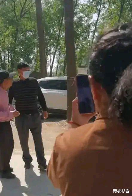 |大衣哥儿子看望丈母娘,神情自若落落大方,不愧是农民歌手的儿子