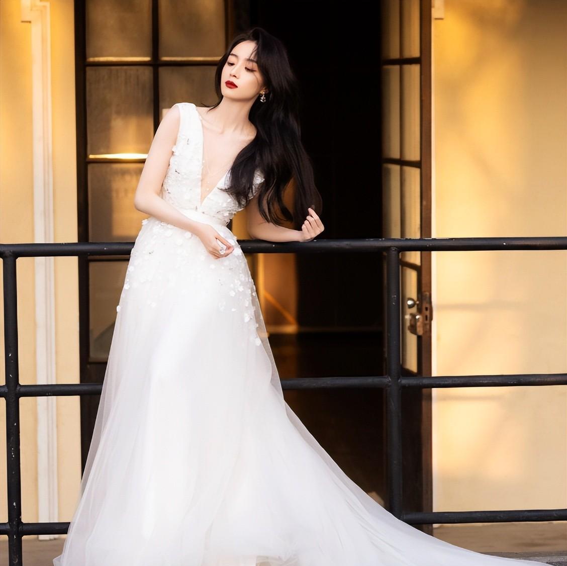 周冬雨|美艳的脸,小孩的身材?干瘪过瘦成为女星最大“灾难”