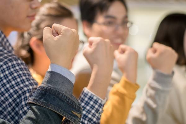 出家裸捐588万遭一边倒指责,是捐掉人伦还是道德绑架?