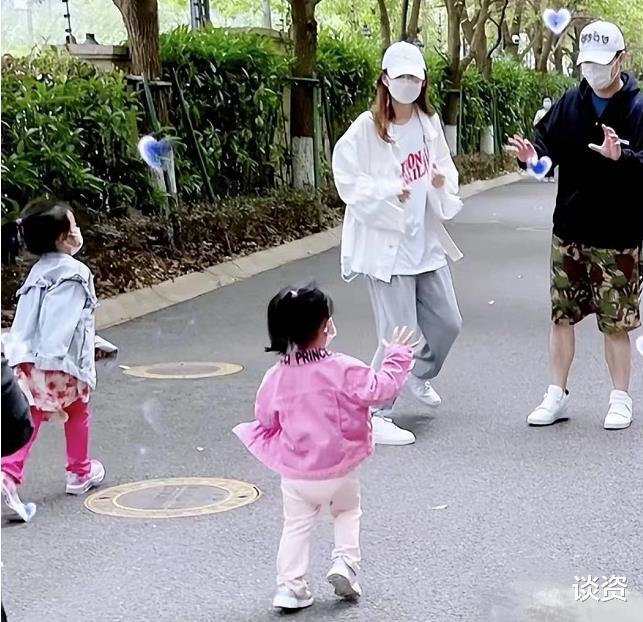 陈赫|陈赫罕见晒夫妻合照，与张子萱挽手秀恩爱，背影pose十分默契