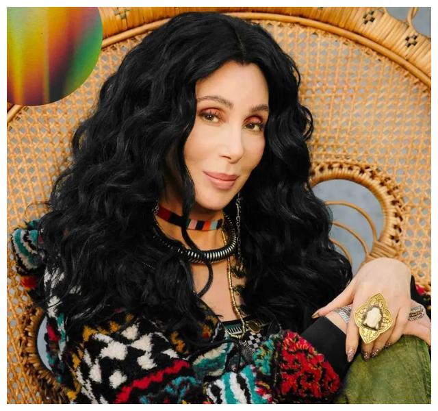 cher|小40岁！76岁顶流天后官宣与鲜肉恋情！网友吐槽：他还高攀了…