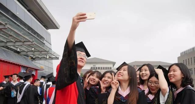 教师|教师职业太吃香,名校毕业生竞争中学教师岗位,师范生何去何从?