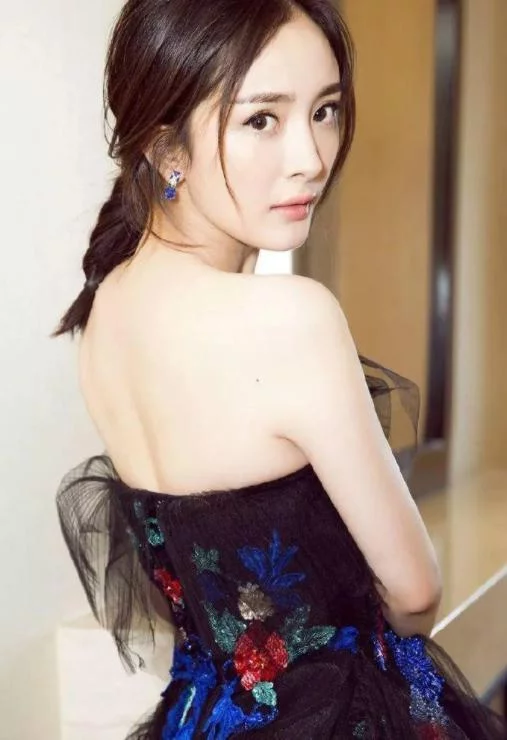 杨幂|杨幂将“渔网”当上衣，看到照片后，网友纷纷表示：太漂亮了