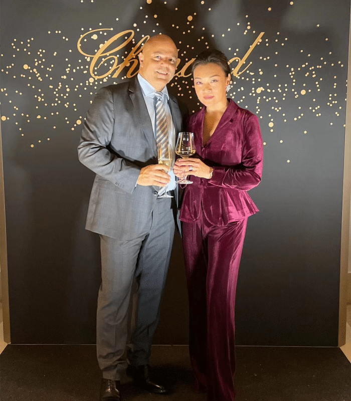 史可|58岁史可和二婚丈夫恩爱出游，化淡妆气质出众，外籍丈夫满是皱纹