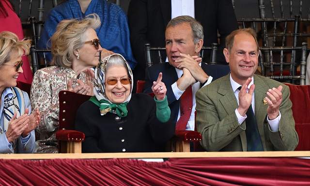 温莎城堡|96岁英女王频繁惊喜亮相！身着亮眼黄明艳动人，彩虹奶奶回来了