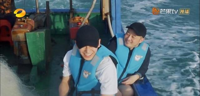 沙溢|《向往6》对节目组无语，沙溢晕船没人管，何炅张子枫打哈欠吃饭