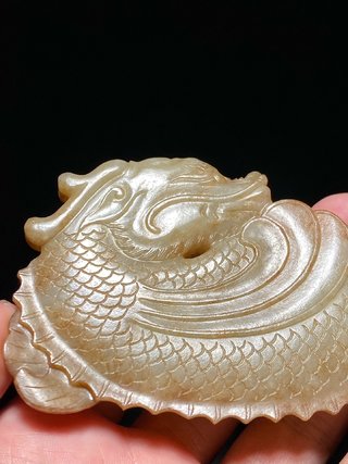 和田玉籽料|明 和田玉籽料留皮 摩羯鱼 玉珮 把件 纸镇