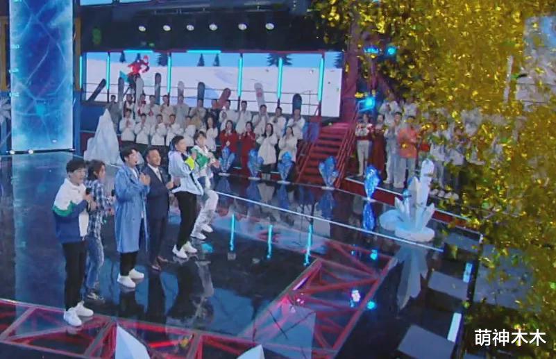 汪涵|《天天向上》三期收视连跌！全网排名89，穿西装趴地的汪涵太心酸