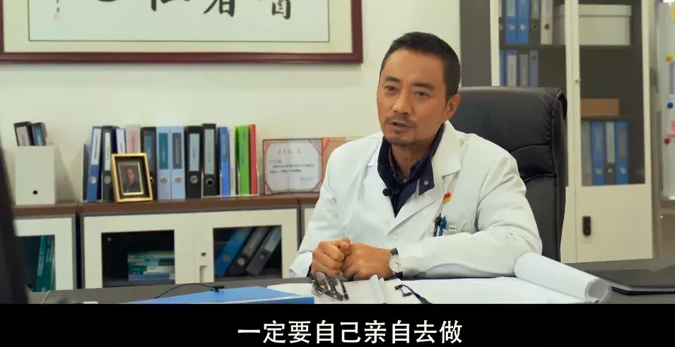 张涵予|金鸡奖张涵予穿破洞袜好节俭，大奖结束跟吴京吃海鲜抽雪茄好奢华