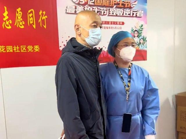 葛优|做核酸偶遇葛优亲自出马,检测地立马成追星现场,看发型就认出来