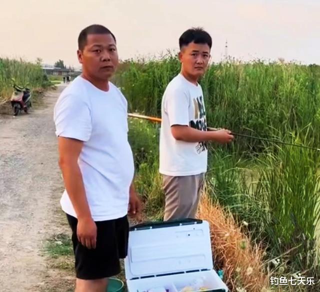 立夏|年收入20万,钓鱼也能致富?网红钓手的赚钱逻辑,靠的不是几条鱼
