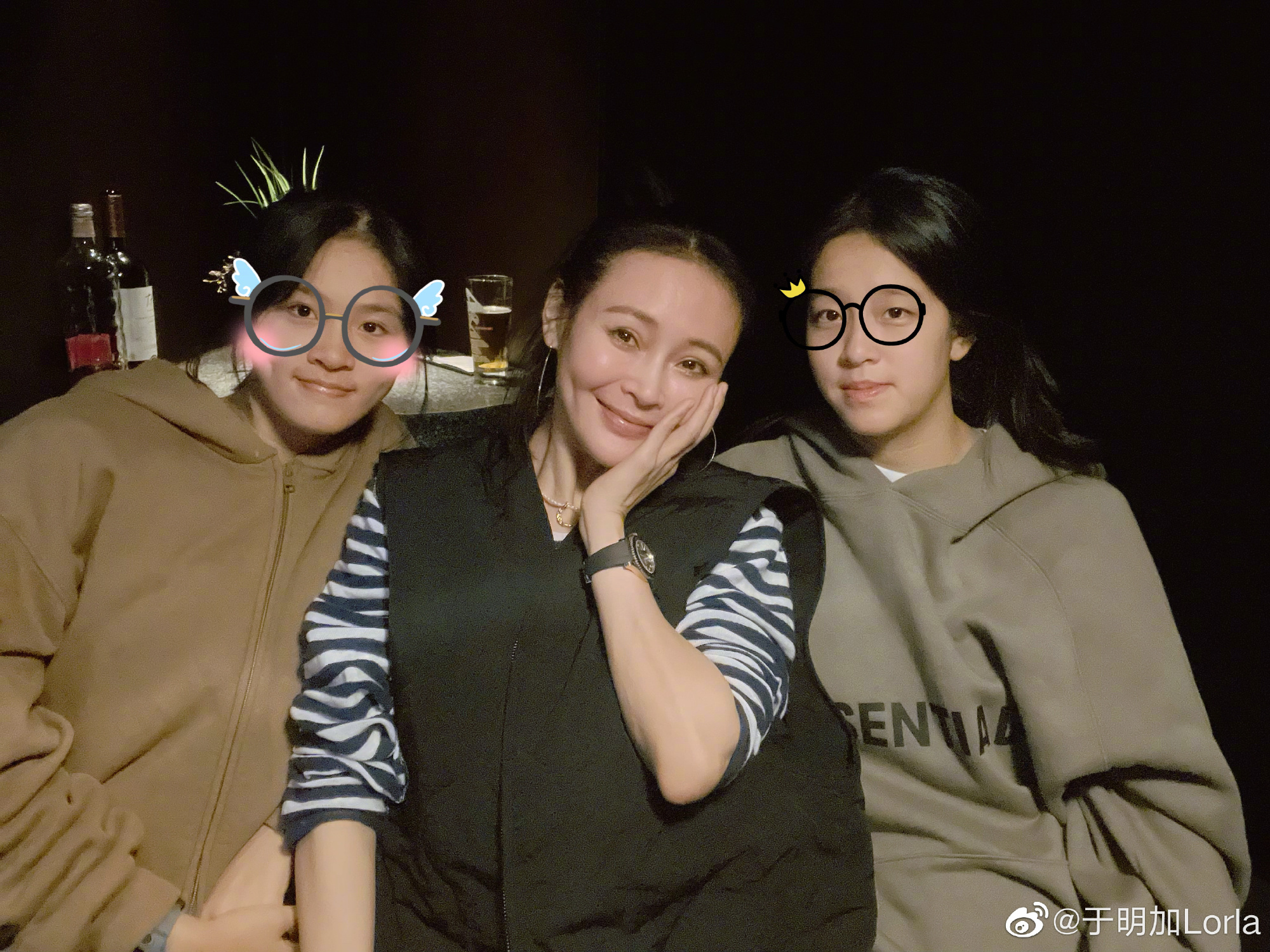 于明加为长女庆生,14岁萌姐身高174cm超妈妈,母女仨同框似姐妹