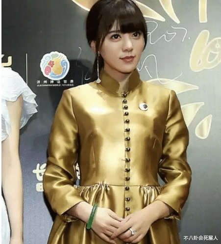 鲍蕾|买小岛、开100家餐厅，这6位不温不火的女星，背地全是大富婆