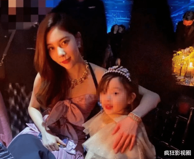 章泽天|“奶茶妹”章泽天近照曝光，生图艳压女明星，尽显女总裁气质