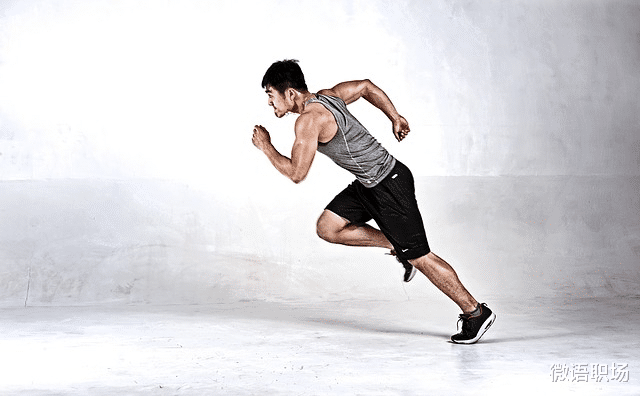 星巴克|35岁中产白领在星巴克不忍直视的一幕:如果有鞋穿,谁愿意光脚?