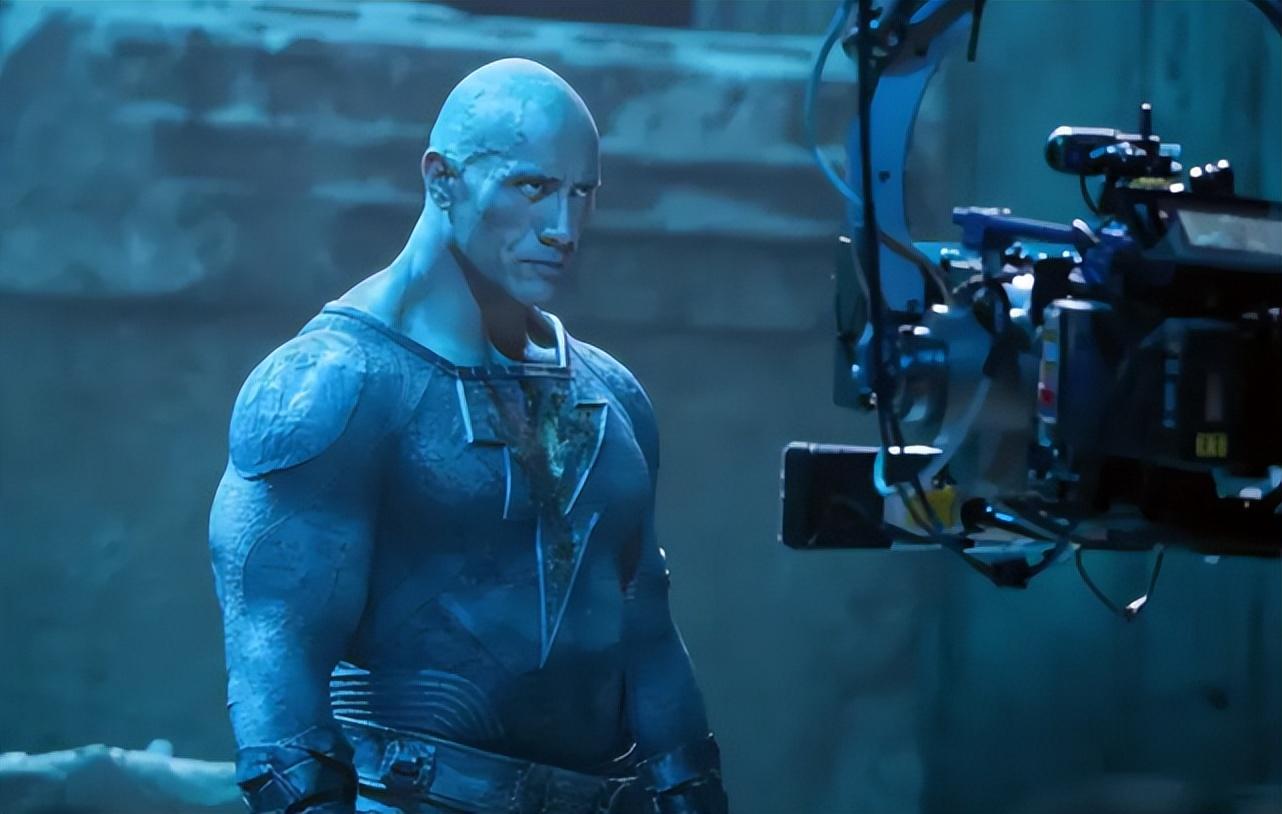 道恩·强森|50岁巨石强森，拥吻007丹尼尔之女，30岁艾拉一袭露背装大秀小蛮腰