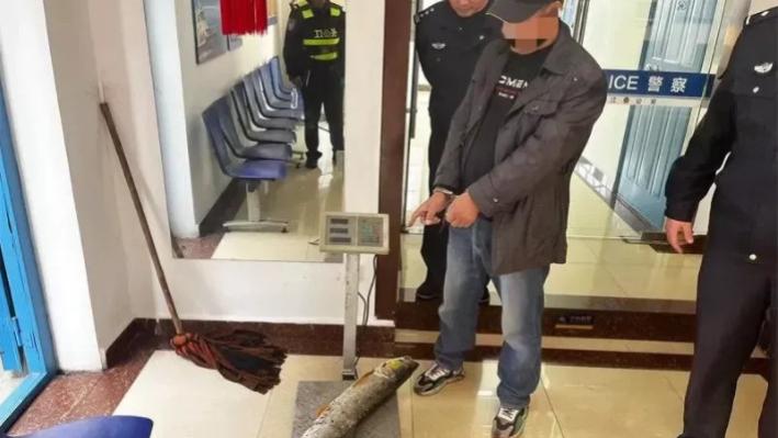 江苏省|江苏南京，男子抛杆钓鱼，喜中了一条米级鱤鱼，正要骑电动车回家被抓获