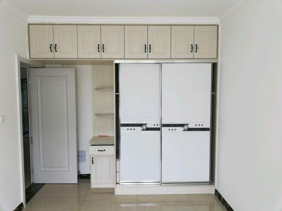 穷装的新房完工，就差家具了，朋友都劝我赶紧撕掉电视墙壁纸