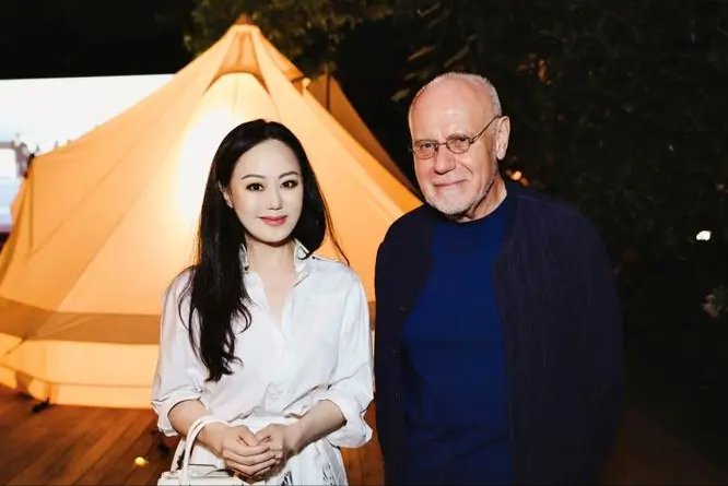 章小蕙|5天前，章小蕙时装秀穿碎花裙扮嫩不违和，59岁身材圆润富态十足