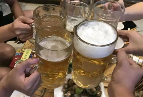 男子烤肉店醉酒后摔死，家属算出1266万赔偿，法院还社会公道