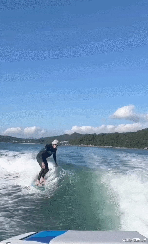 周星驰|60岁的周星驰罕见露面,海上大胆冲浪,跳高动作引人担忧