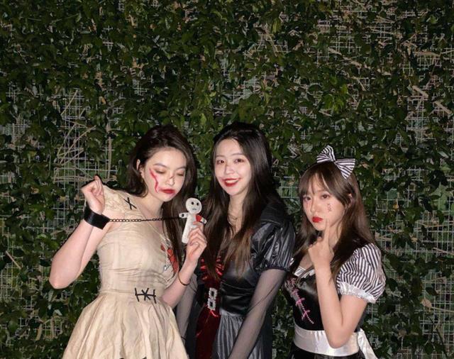 反派|陈妍希闺蜜聚会太养眼，穿卫衣C位秀长腿，阿Sa好吸睛