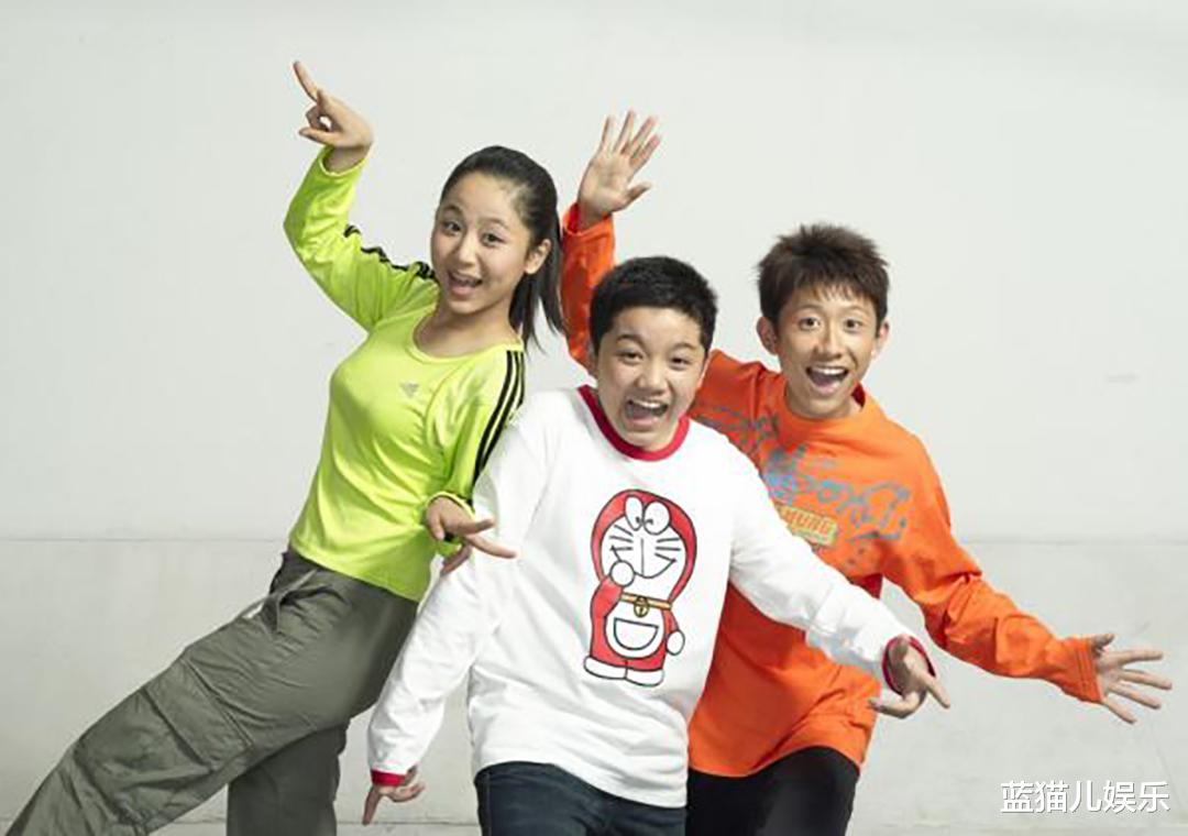 杨紫|杨紫参加婚礼照曝光，衣着朴素不抢新娘风头，与小朋友合影超亲切