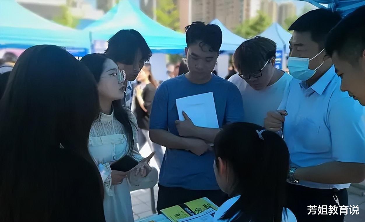 大学生|花几十万供孩子读大学，毕业后却只挣两千八？大学生现状引人深思