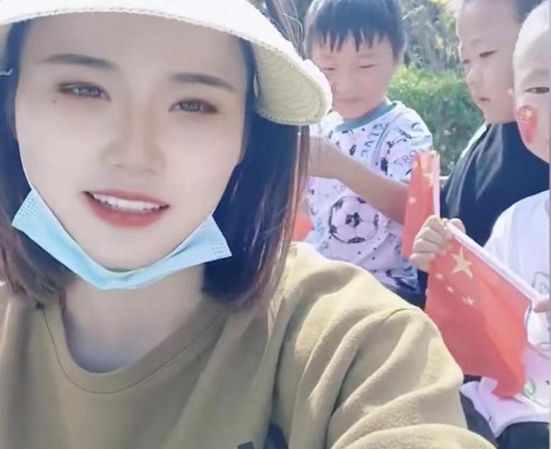 女子收玉米不慎丢失2万元手镯,亲戚组团帮忙翻找,老公举动亮了
