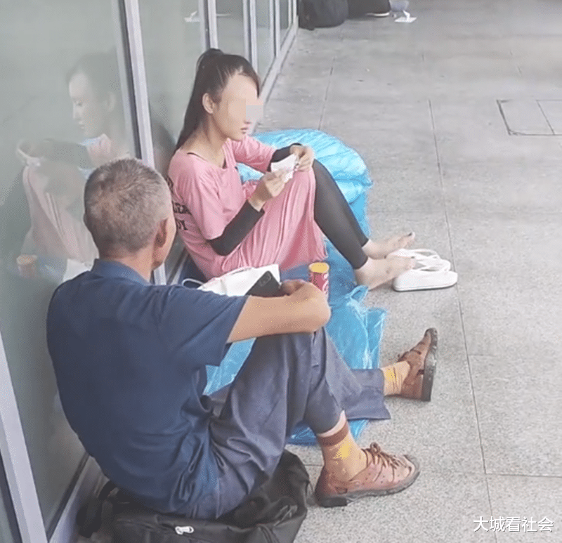 广东一女孩没钱饿着肚子,大爷买东西给她吃,等吃完后让女孩付钱