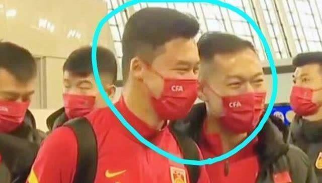 |没必要挡球，躲球是本分！吴曦弯腰事件又反转，职业合同明文规定