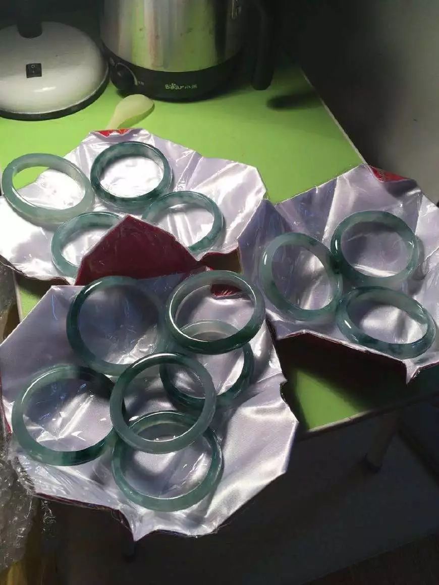 翡翠|男子4万拿下的翡翠原石,切出13只冰种手镯卖家眼都直了!