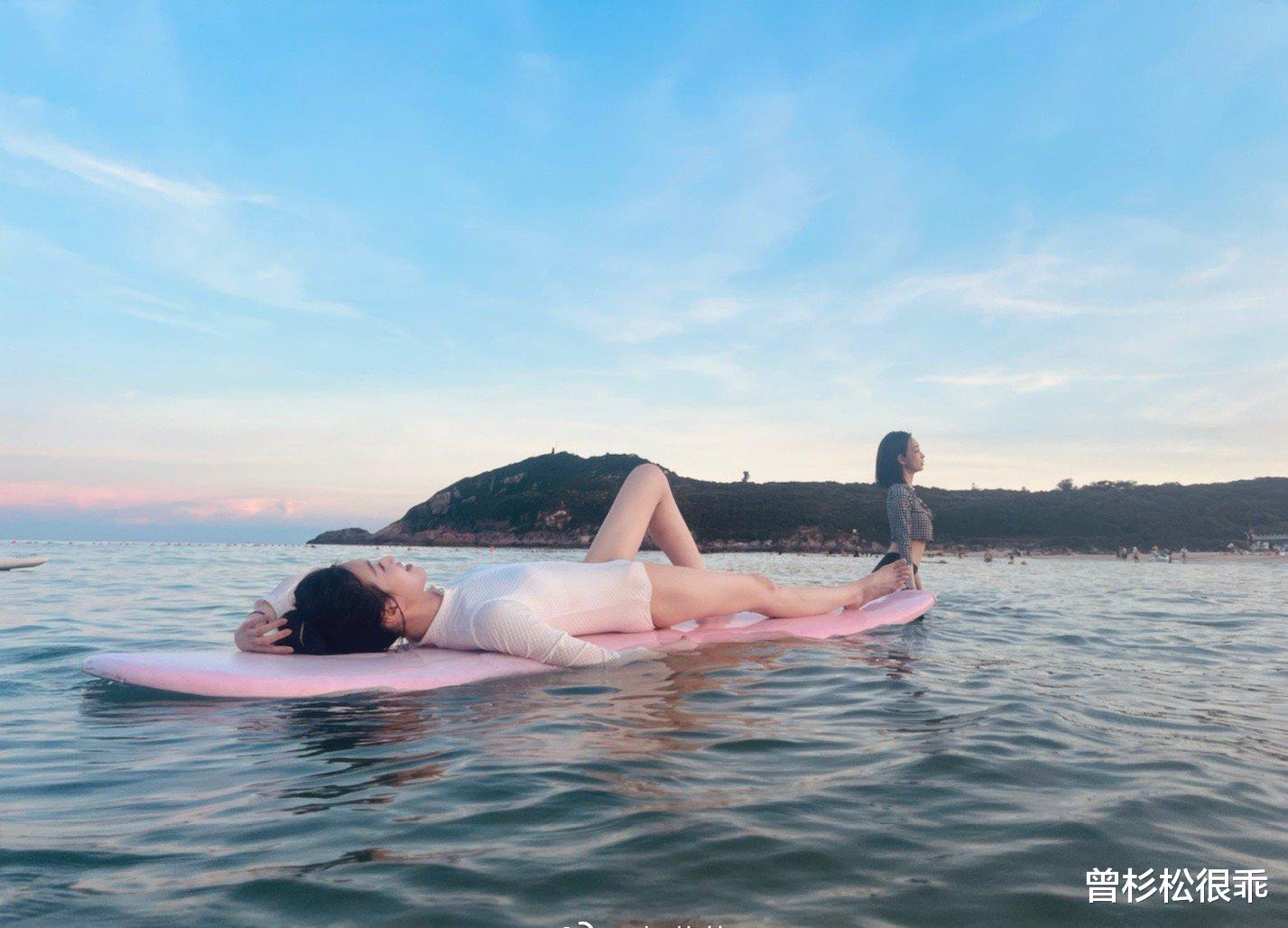 张琳|郭碧婷同公司新人张琳苑碧海蓝天下，白色泳衣配搭雪白肌肤好身段