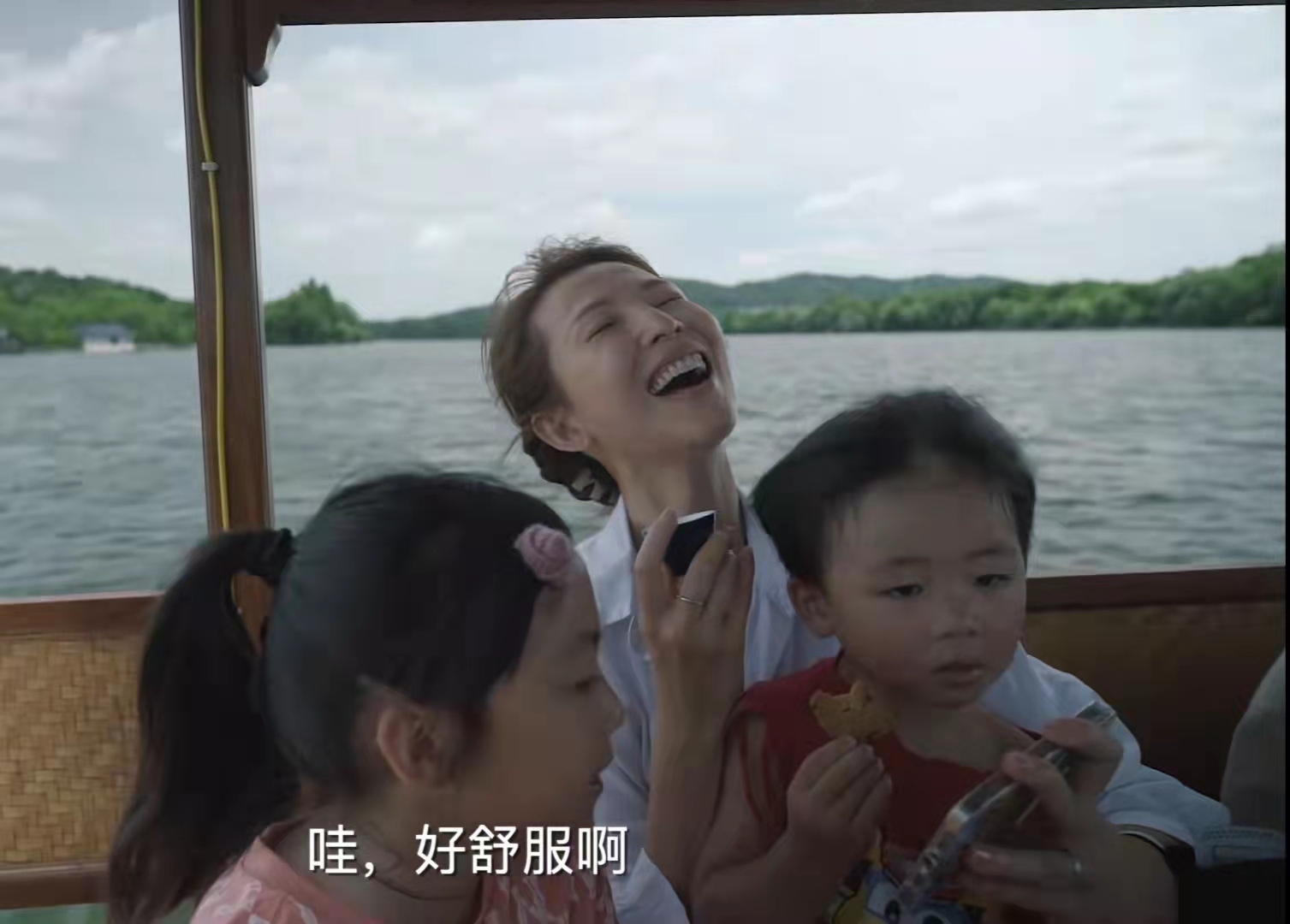 蔡少芬|张晋一家游西湖，蔡少芬纯素颜出镜消瘦憔悴，三个孩子同框太有爱