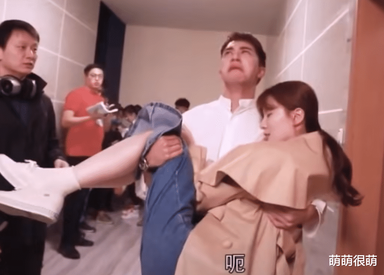 花絮|怪不得电视剧只拍上半身！踩“高跷”、垫箱子，看了花絮太尴尬！