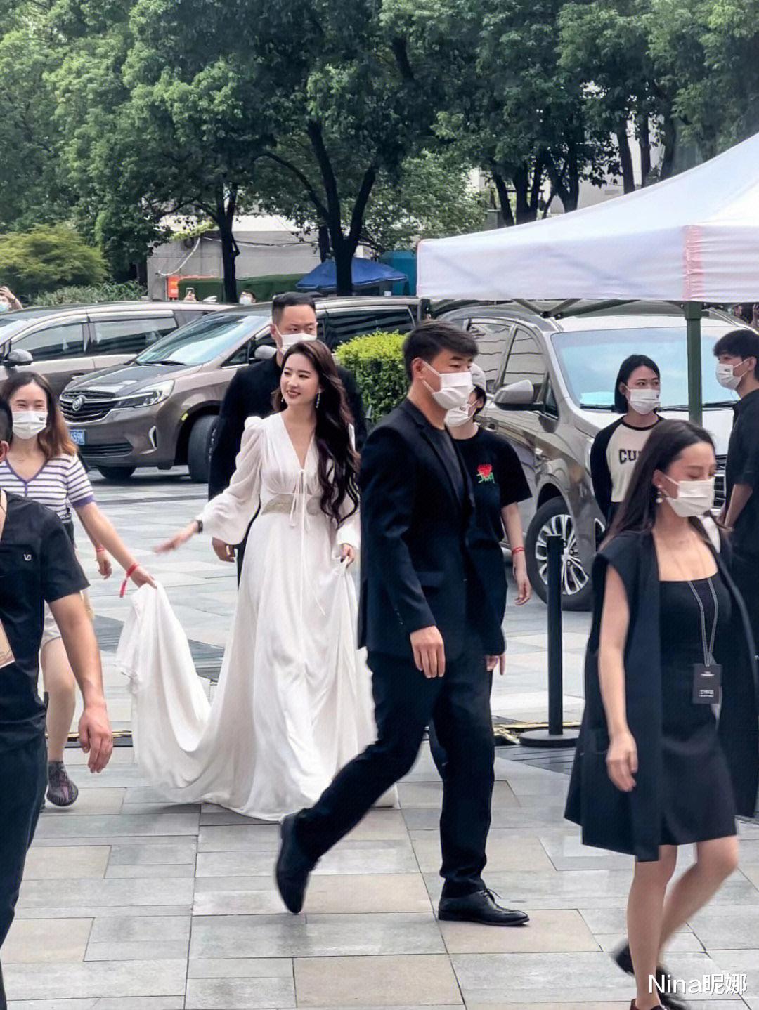 刘亦菲|真是仙女下凡！刘亦菲穿白裙回家乡参加活动，38岁仙女变成人间烟火