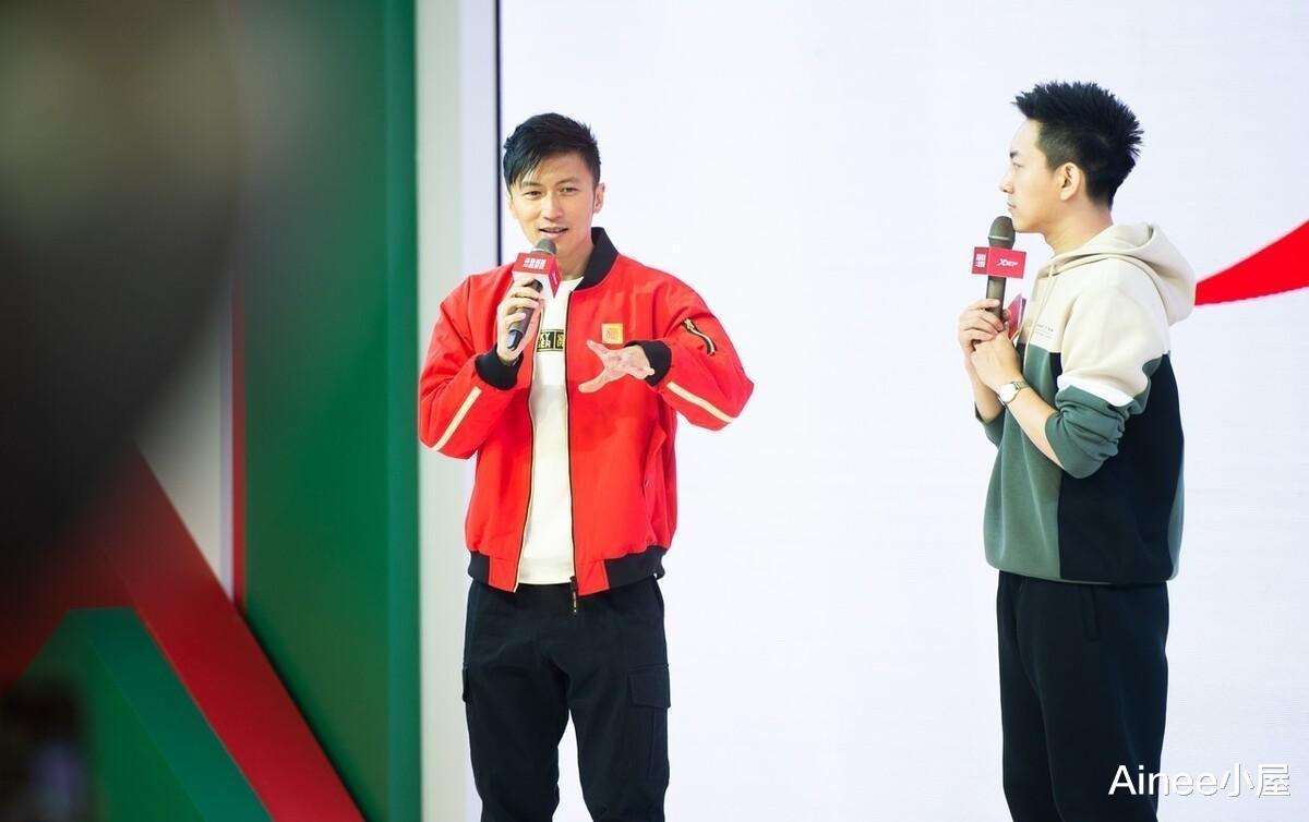 求婚|谢霆锋真不像当爸爸的人，夹克配休闲裤挺休闲，脸上看不出中年感