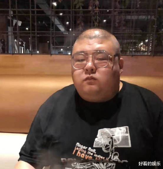 小贝|网红小贝饿了日渐憔悴，脖子出现3个“凹坑”，眼睛里没有了光