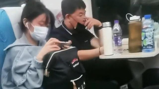 女孩与男友坐火车，俩大爷把脚放女孩腿旁边，男友一句话也不敢说！