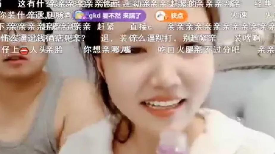 |鱼皇豪刷礼物支配火力堂主和女嘉宾“整大活”，两人当众亲吻！