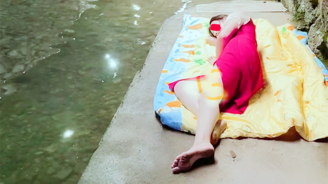 女子39°热天开空调，被公公嫌太浪费电，无奈跑到桥洞里睡觉