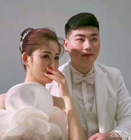 大衣哥新儿媳晒彩礼,现金直接往沙发上摊,首次回应网友评论