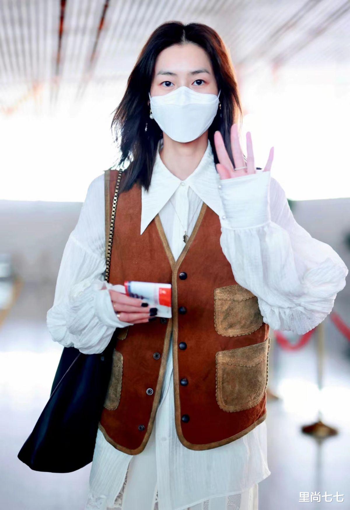 刘雯|刘雯张梓琳同框参加婚礼，一个洒脱一个知性，新娘夹中间竟不输阵