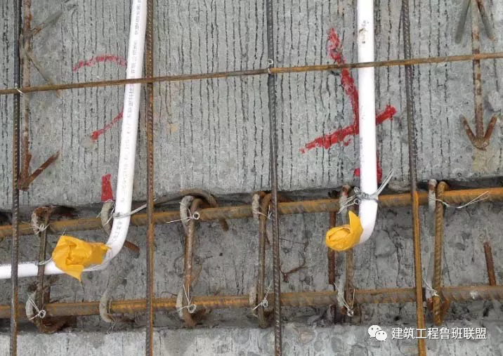 土建采用铝模、装配式施工时，机电如何配合预埋？