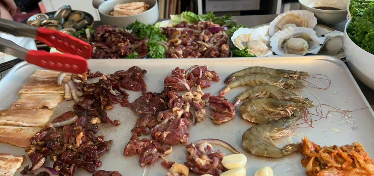 杨紫|杨紫国庆假期去聚餐，烤肉大餐满满一大桌，和素人姐妹合照没架子