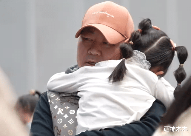 明星|春晚后台气氛好!贾玲主动与群演合照,明星和工作人员吃同款盒饭