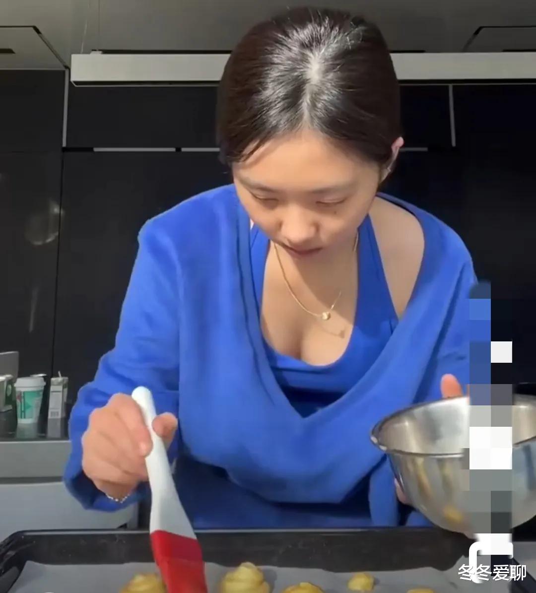 黄磊|黄多多圣诞妆容再上热搜，多次成熟装扮引发热议，黄磊还予以支持